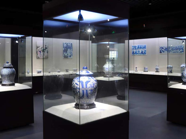 信达展柜为青海民族博物馆定制博物馆展柜