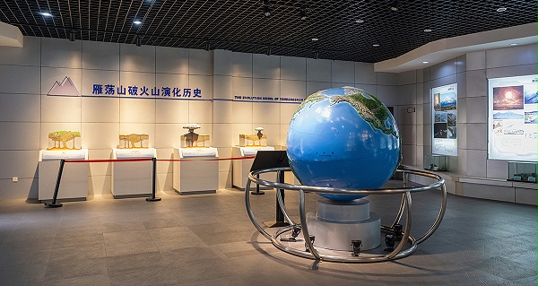 学校校史馆展柜