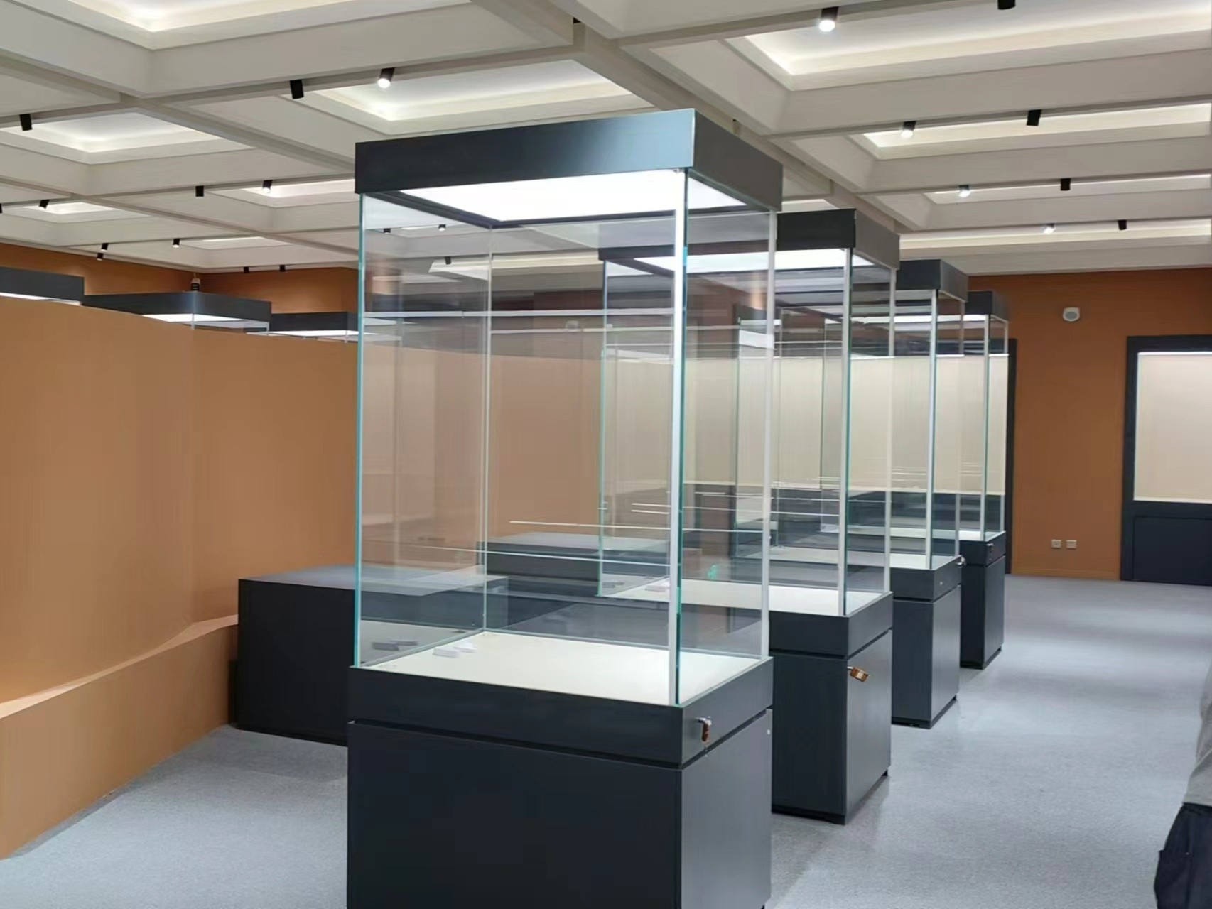 郑州国土资源规划院博物馆展柜明天发货