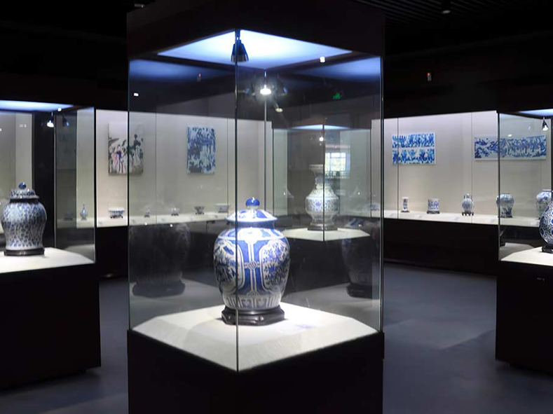 信达展柜为青海民族博物馆定制博物馆展柜