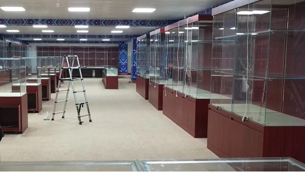 安装中的展柜