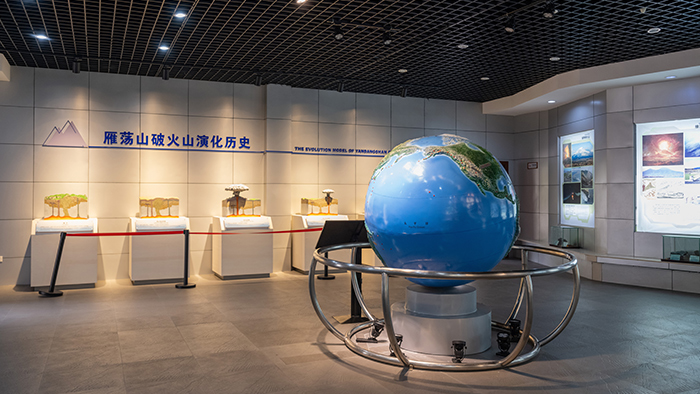 学校校史馆展柜