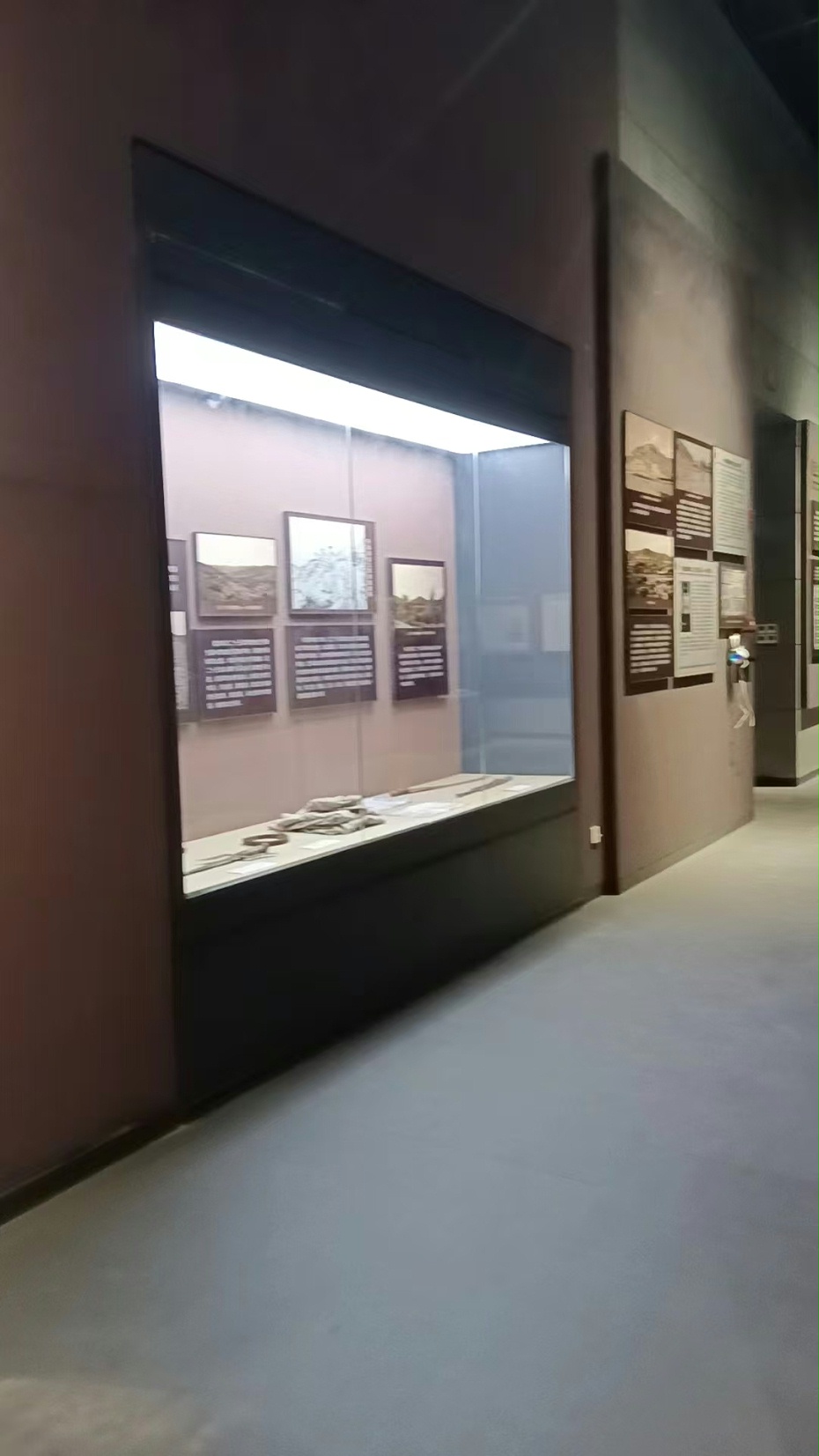 中国工农红军长征石铺纪念馆展柜安装现场-沿墙通柜 1 中国工农红军长征石铺纪念馆展柜安装现场-沿墙通柜 1
