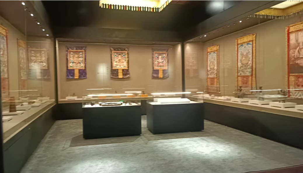 青海民族博物馆<i style='color:red'>展柜定制</i>项目