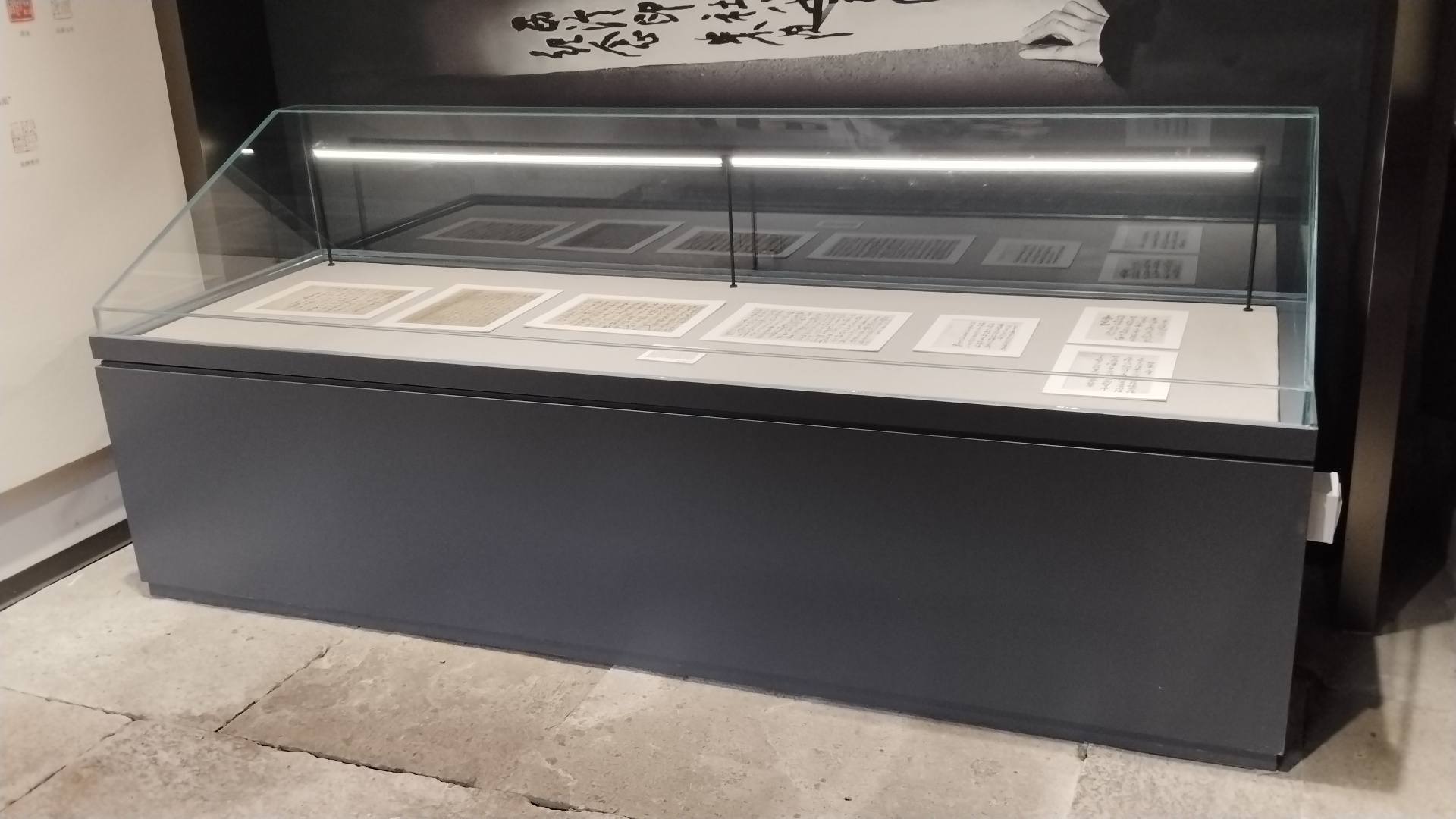 博物馆平柜/俯视柜 博物馆俯视柜实景_倾斜玻璃平柜_字画展柜_郑州信达展柜